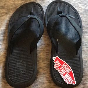 Brand new Vans flip flops in black!